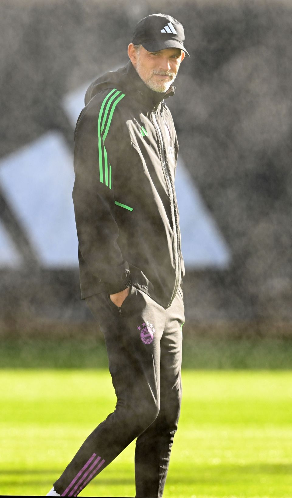 开云-今晚拜仁慕尼黑备战欧冠，状态回暖细节曝光，压力陡增，更衣室氛围转暖