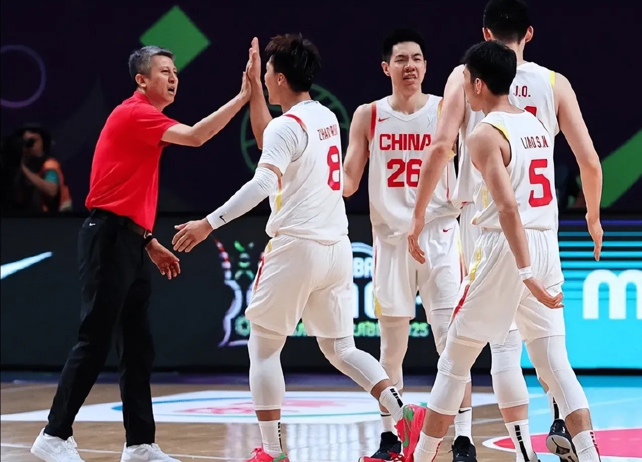 开云APP-包含集结日CBA常规赛焦点战，山东男篮官宣签约，气氛紧张，临场指挥获称赞的词条